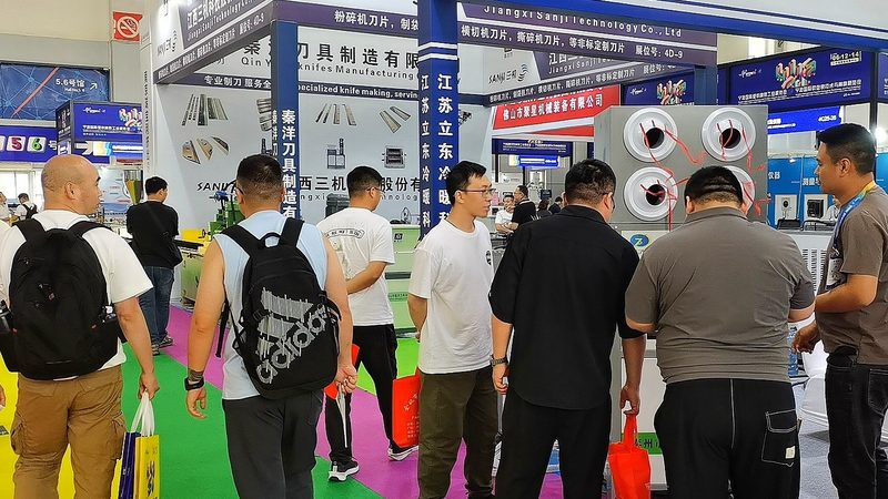 揭秘灯箱制作：玻璃钢材质的奥秘与工艺流程